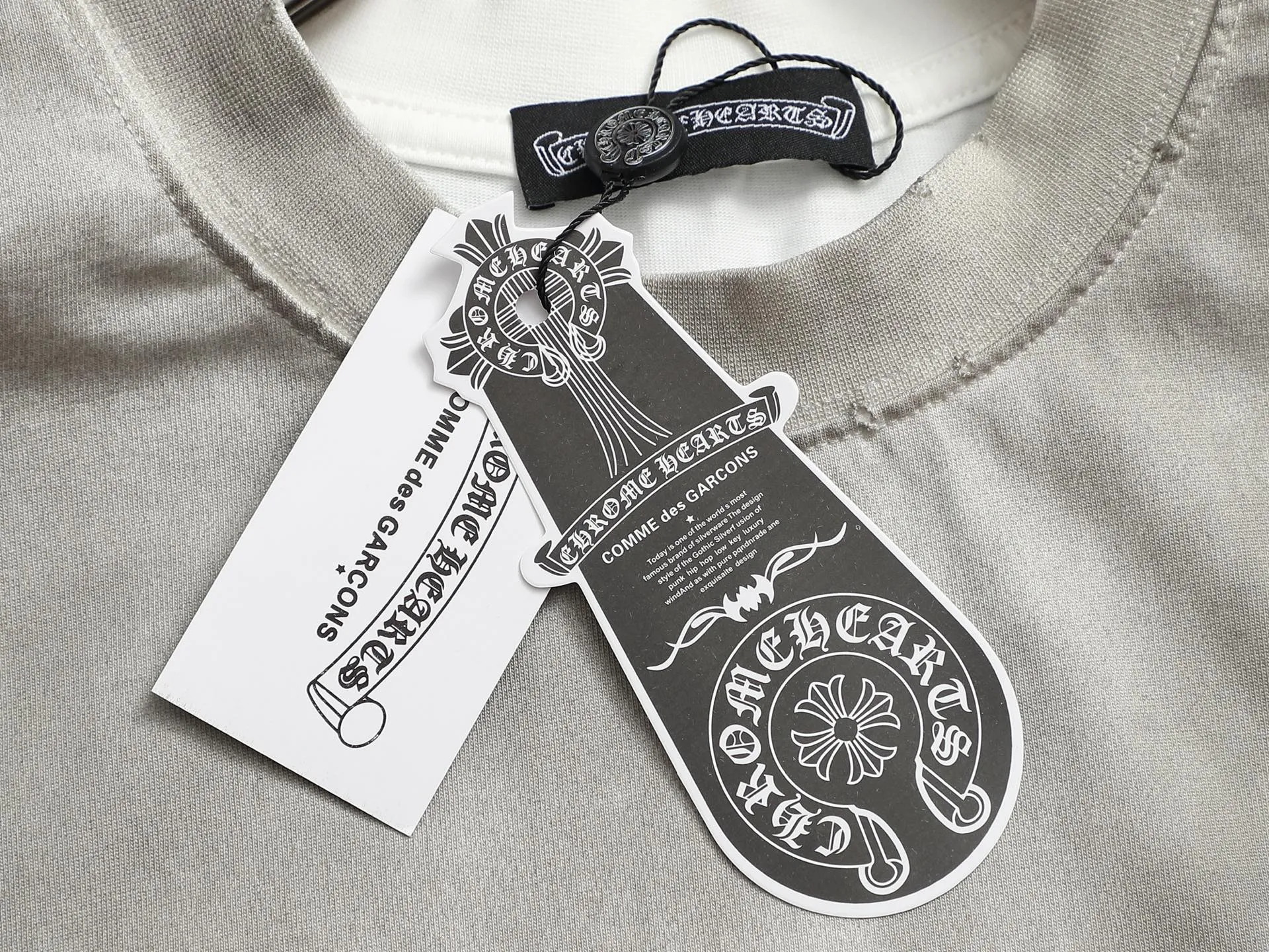 P210 𝗖𝗵𝗿𝗼𝗺𝗲 𝗛𝗲𝗮𝗿𝘁𝘀/Cro Heart 2025 Cross Patch Embroidery Summer New Original Single Counter American Acid Washed Distressed Laser Burnt Patch Embroidery Couple Casual Short Sleeve T-shirt 👑The highest version! Customized fabric 300g double yarn! American acid-washed and distressed original fabric laser burnt ✟appliqué embroidery and exquisite embroidery of letters! The best-selling model at the counter. It is very comfortable to wear. It is low-key yet luxurious. It is very classy when worn. The large size and tailoring are needless to say. The upper body is exquisite and vivid. 👍High-end first-class materials. A truly palace-level product. The cotton from Turkey is of outstanding quality. After heavy washing, the clothes are very soft! Not picky, the upper body is absolutely stylish and extremely luxurious. Auxiliary materials: The original model has been authenticated and labeled ➕100% silk washed with water label. Genuine purchase-grade original hangtag➕matching hanging rope➕3D hanging beads➕original packaging bag. Craftsmanship: The original version has consistent wiring! The highest version of the armhole matching technique! Countless times of pattern making to 100% restore the original appearance! The correct version is the same for men and women, super eye-catching, super good-looking, and super atmospheric! Color: White Black Size: S-XL